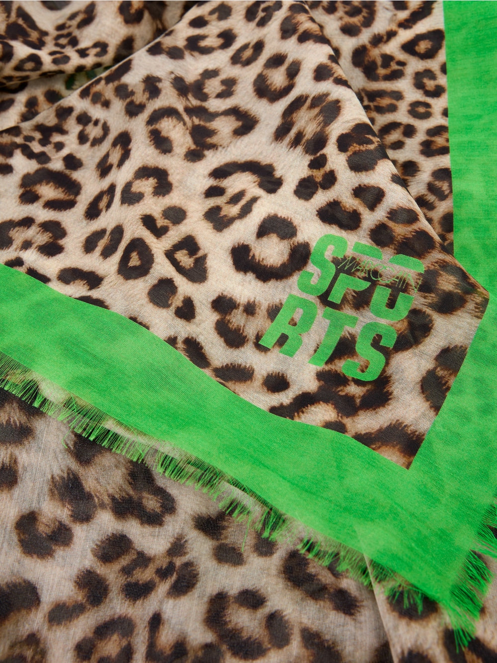 Marc Cain Lightweight scarf with leopard print with green